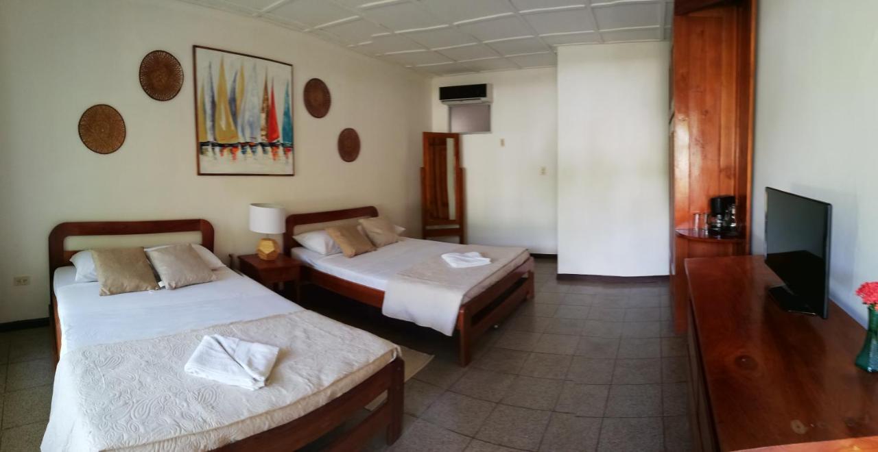Hotel La Isla Parrita Esterno foto